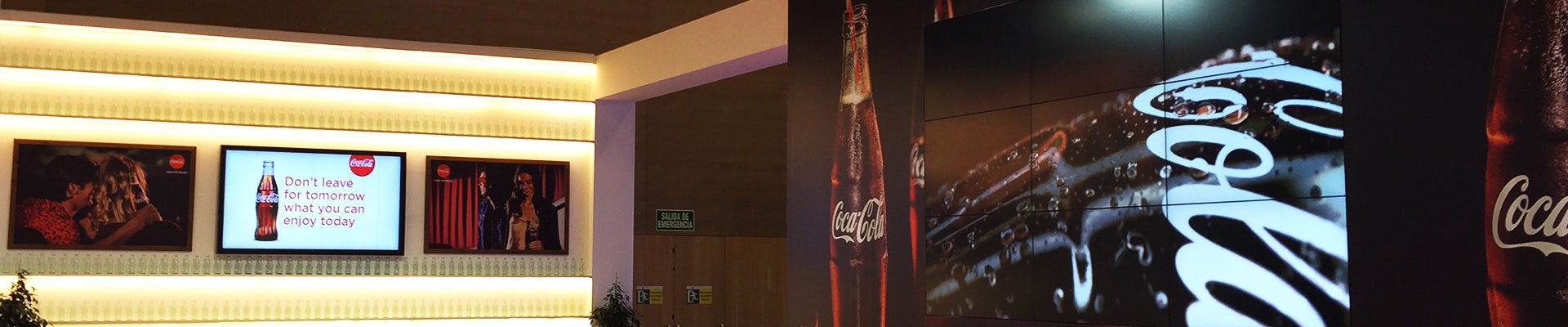 Digital Signage Installation am Messestand von Coca Cola